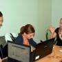 Uczestniczka kursu Sklep on-line z trenerem oraz z tłumaczką jezyka migowego podczas wykonywania ćwiczenia na komputerze
